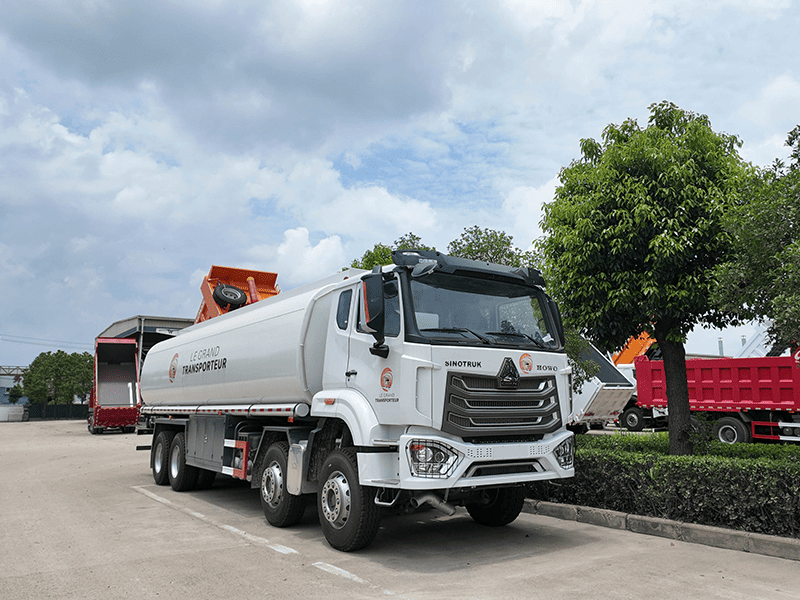 Sinotruk Howo NX 8x4 Camion-citerne de carburant-6