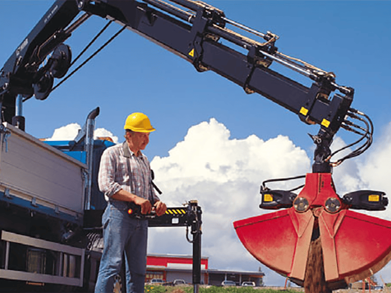 Camion-grue HOWO 6X4 avec grue &agrave; bras pli&eacute; 8T-6