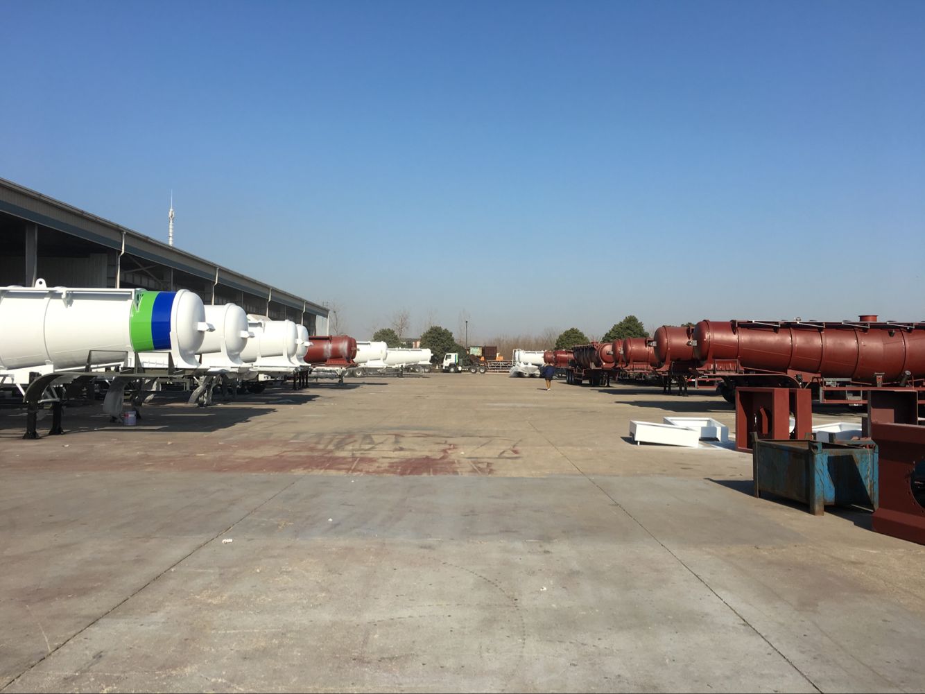 Semi-remorque de réservoir acide de Sinotruk Hubei Huawin soutenant l'industrie minière de la Zambie