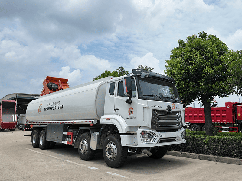 Sinotruk Howo NX 8x4 Camion-citerne de carburant-7