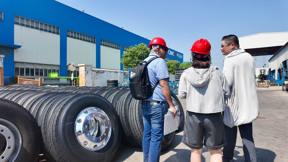 Visite du client Sierre Leone &agrave; l'usine pour l'inspection de la remorque-3
