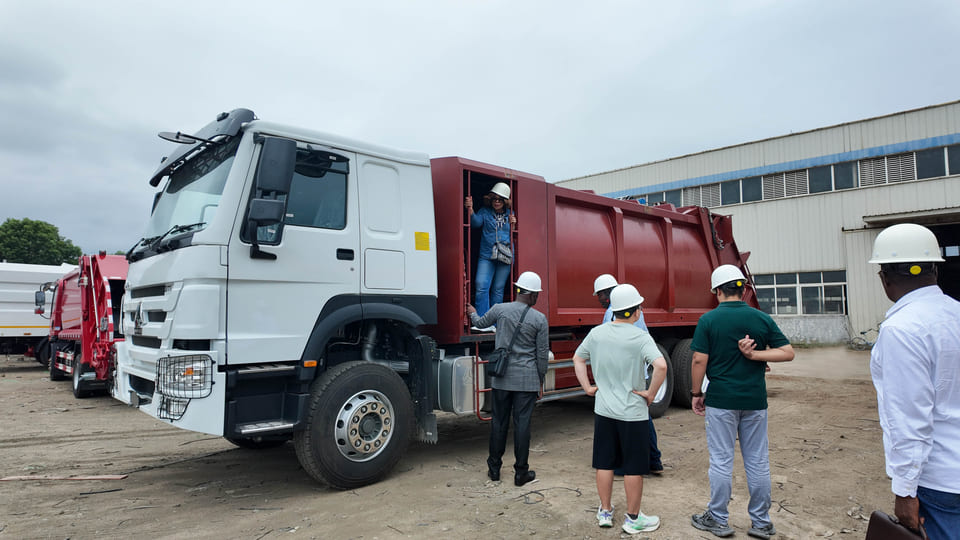 Les clients camerounais visitent Hubei Huawin Special Vehicle Co., Ltd-3