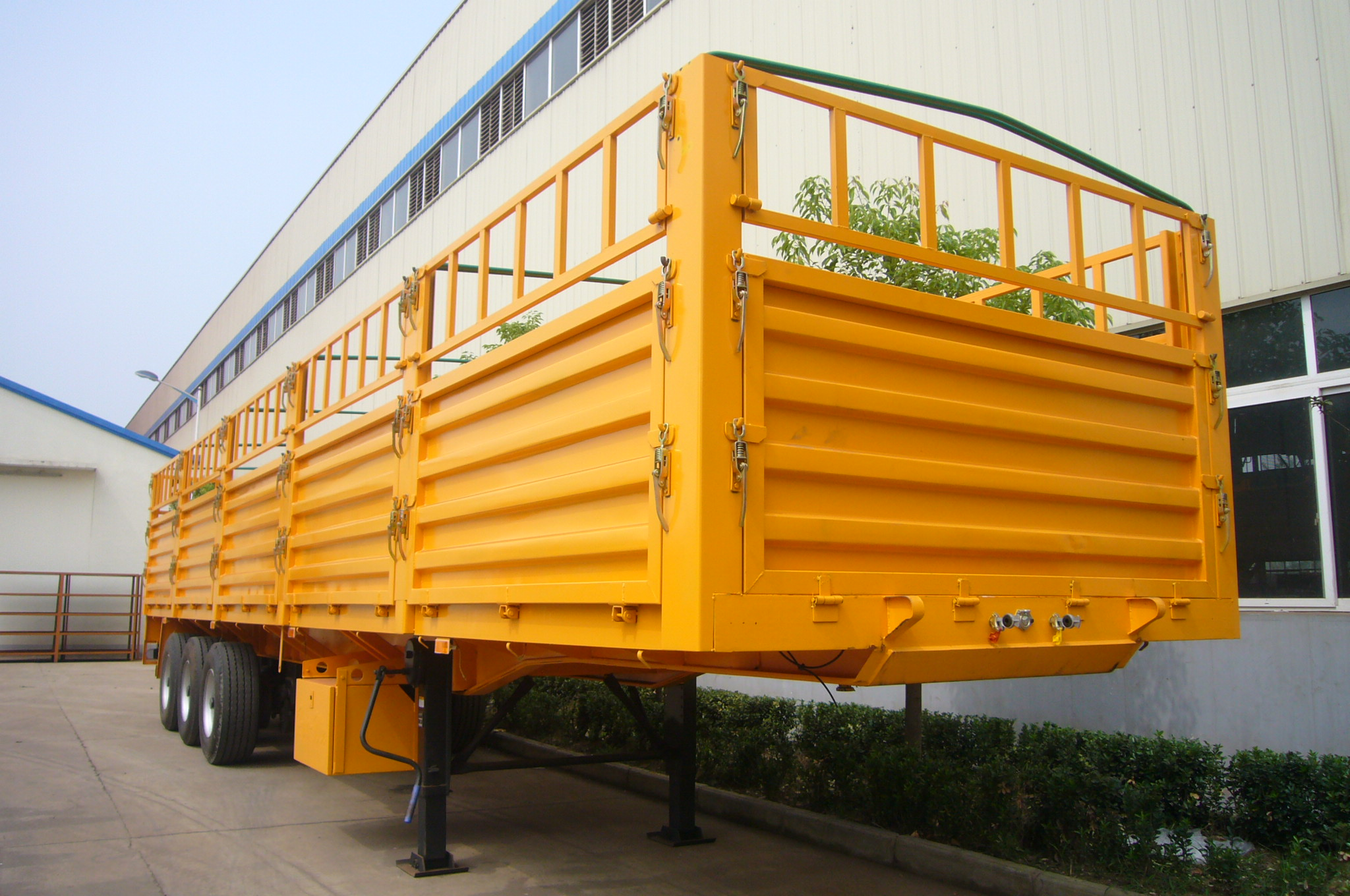 Semi-remorque côté mur