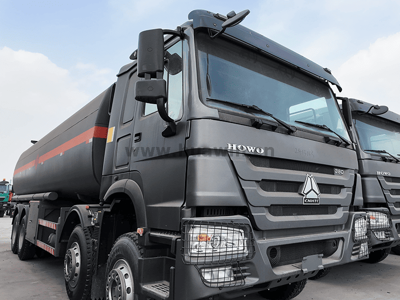 Camion de pétrolier Sinotruk Howo7 en carburant 8 × 4 