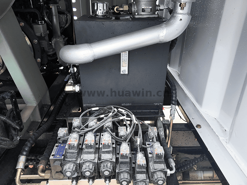 Balayeur de camions l&eacute;gers-9