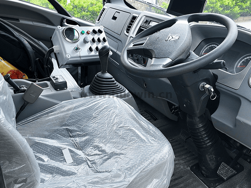 Balayeur de camions l&eacute;gers-8