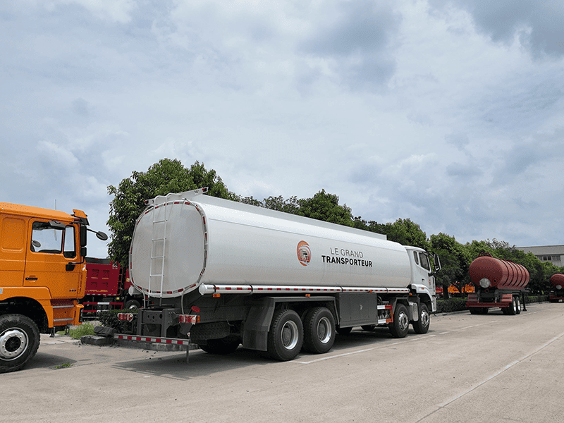Sinotruk Howo NX 8x4 Camion-citernes &agrave; carburant-1