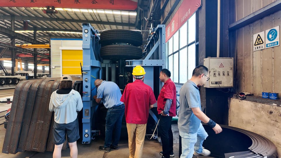 Visite du client Sierre Leone &agrave; l'usine pour l'inspection de la remorque-5