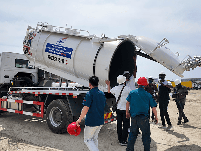 40 Les camions-cirs Howo7 arrivent au port de Dakar