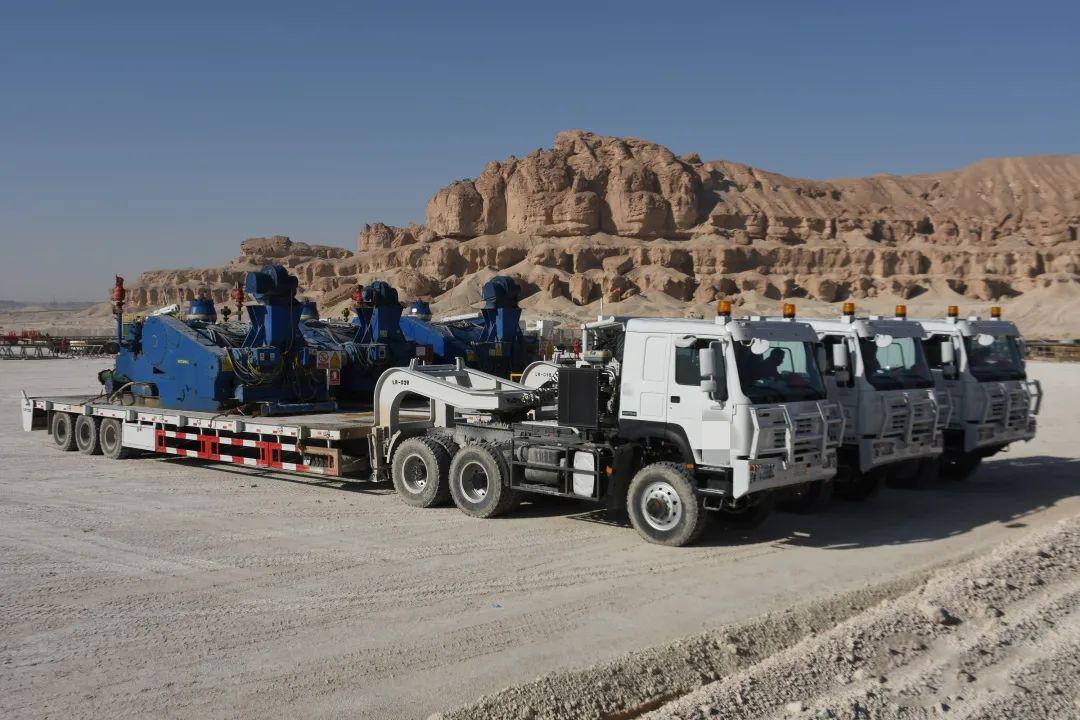 Le camion de tracteur à traction intégrale Sinotruk Howo apparaît dans le champ pétrolier de l'Arabie saoudite