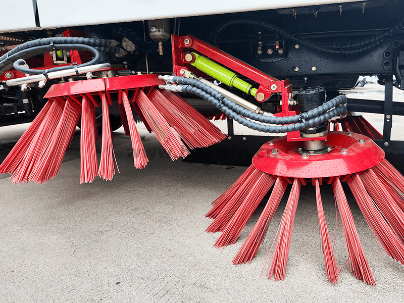 Balayeur de camions l&eacute;gers-11