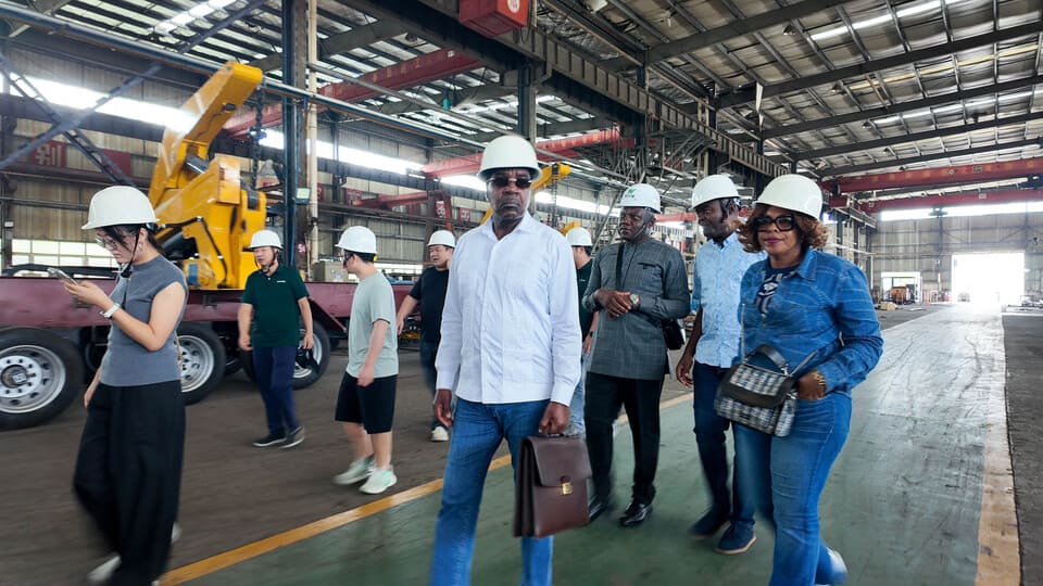 Les clients camerounais visitent Hubei Huawin Special Vehicle Co., Ltd-1