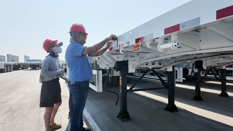 Visite du client Sierre Leone &agrave; l'usine pour l'inspection de la remorque 1